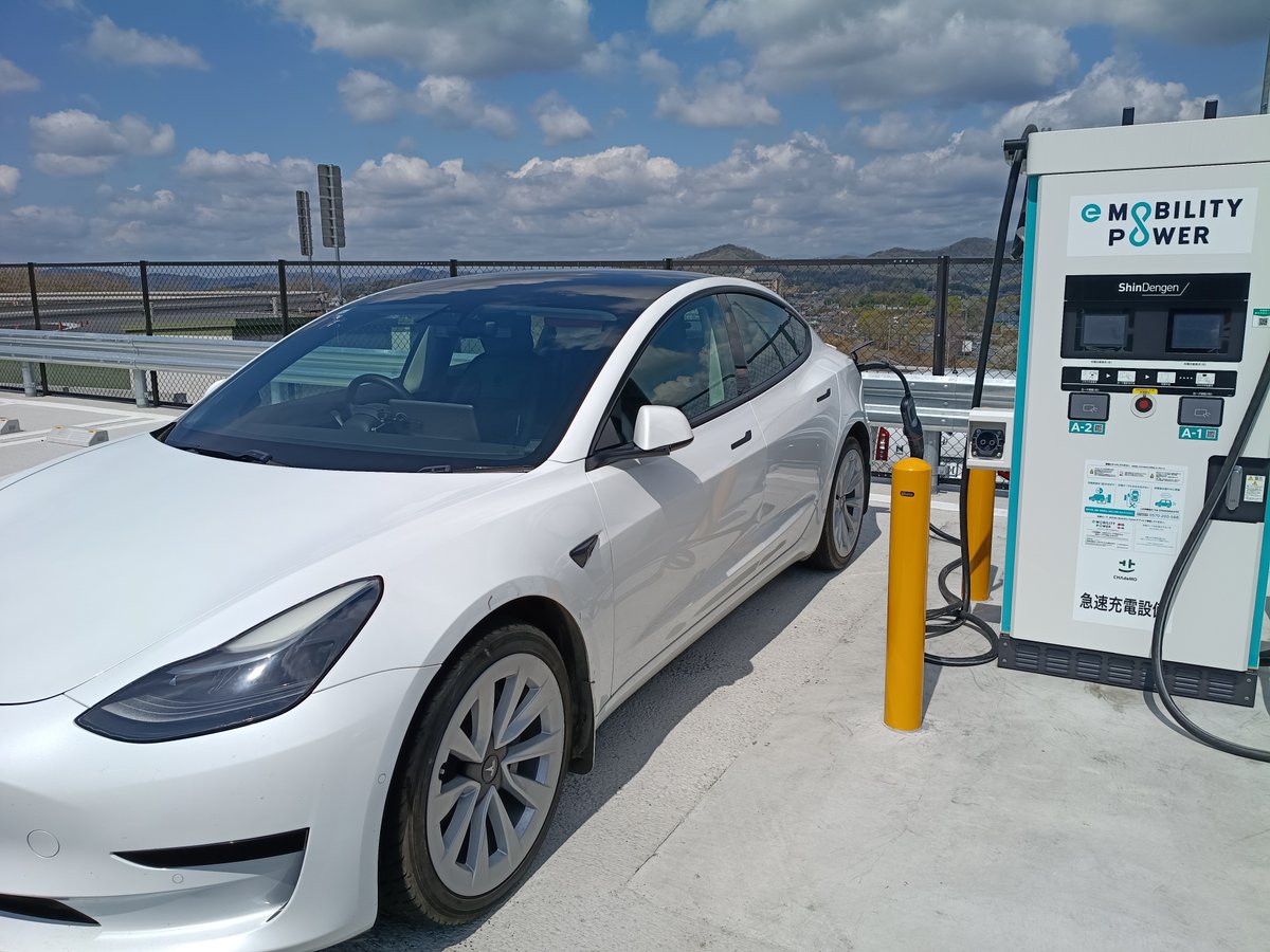 ModelerThree's tweet photo. 東北道上り佐野SAの90Kw  (99円/分) と50Kwチャデモアダプターにて ビジター30分充電　39% 158km→ 57% 232km 2233円77円/分 (74km)　後に発売予定の130kwチャデモアダプターと150kw充電器であればでは30分充電して 高速121円/分3630円一般99円/分2970円(約192km) と推測 しかしケーブルが固く重い https://t.co/qxRbpqXNea