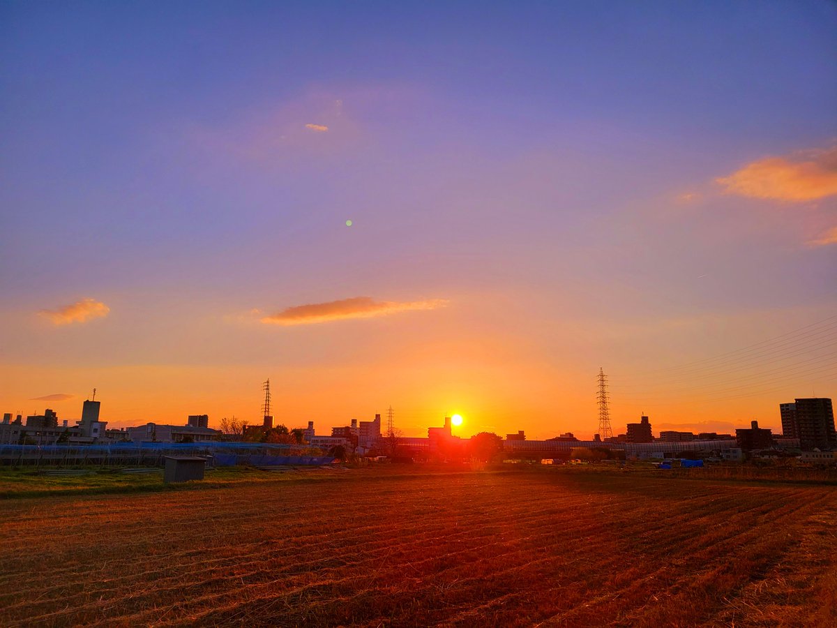 6gzTh2OfwbShepX's tweet image. 本日の夕日！
皆様、今日も一日、お疲れ様でした！
#イマソラ
#ソライロ
#夕日