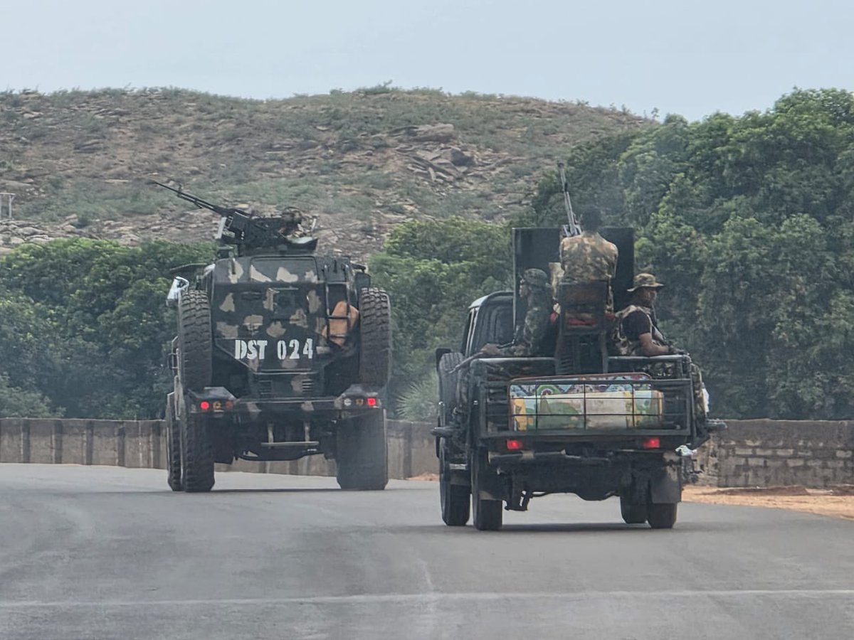 ZagazOlaMakama's tweet image. GOC convoy engages fleeing terrorists, neutralized several bandits as one soldier killed in encounter

By: Zagazola Makama 

Several bandits were  killed following a firefight involving the convoy of the General Officer Commanding 8 Division and Commander Sector 2 Operation