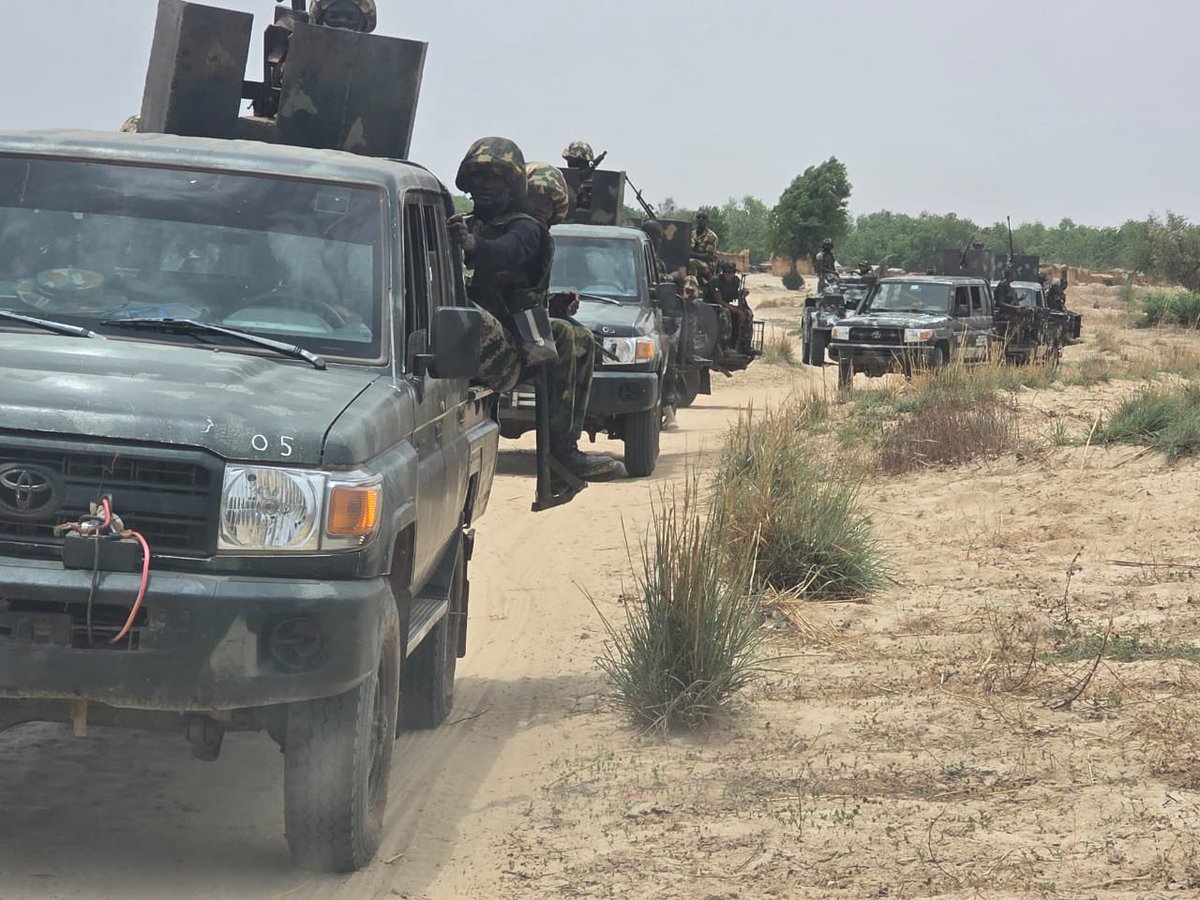 ZagazOlaMakama's tweet image. GOC convoy engages fleeing terrorists, neutralized several bandits as one soldier killed in encounter

By: Zagazola Makama 

Several bandits were  killed following a firefight involving the convoy of the General Officer Commanding 8 Division and Commander Sector 2 Operation