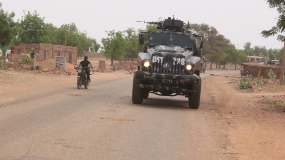 ZagazOlaMakama's tweet image. GOC convoy engages fleeing terrorists, neutralized several bandits as one soldier killed in encounter

By: Zagazola Makama 

Several bandits were  killed following a firefight involving the convoy of the General Officer Commanding 8 Division and Commander Sector 2 Operation