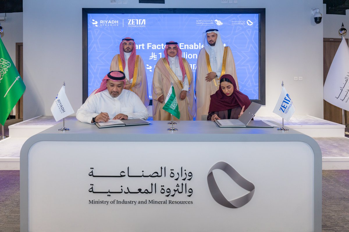 Riyadhdynamics's tweet photo. برعاية معالي نائب وزير الصناعة والثروة المعدنية، وقّعت رياض دينامكس وZetta Technologies اتفاقية حصرية بقيمة 1.5 مليار ريال لتمكين منظومة الروبوتات والأتمتة في المصانع. تهدف الشراكة إلى خفض تكاليف الإنتاج، ورفع الكفاءة التشغيلية، وتوطين الوظائف الصناعية، دعماً لمستهدفات رؤية 2030 https://t.co/r4Txuve658