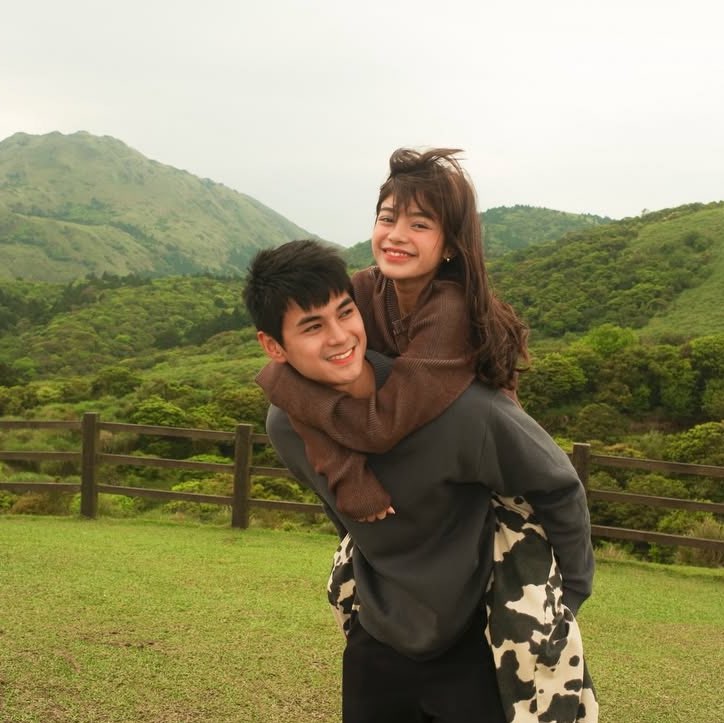 PUTANGINAAAAA NDHSNSISBSJSHS HAPPINESS LOOKS GOOD ON YOU, CACA AND DUDU!!!!!!!! WE LOVE YOU GUYS 😭💛