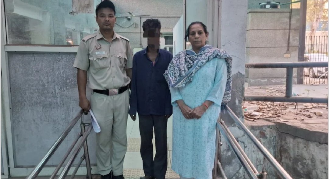 दिल्ली में 17 साल की लड़की को बेचने की साजिश नाकाम, दिल्ली पुलिस ने तेजी से एक्शन लेते हुए 17 साल की एक नाबालिग लड़की को बचा लिया, जिसे नौकरी के झांसे में फंसाकर बेचने की कोशिश की जा रही थी. इस सनसनीखेज मामले में आरोपी शिवाजी दास को गिरफ्तार कर लिया गया है. <a href="/DelhiPolice/">Delhi Police</a>