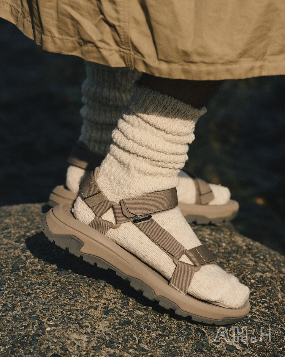 hynm's tweet image. サンダルにソックスというコーディネイトが流行って早幾年。サンダルは定番のテバがいままた新鮮。合わせるソックスはクラシックなんだけど、モダンな機能性があるもので。

#akiohasegawa #長谷川昭雄 #teva #yahae #cahlumn #chicstocks 

ah.houyhnhnm.jp/feature/style_…