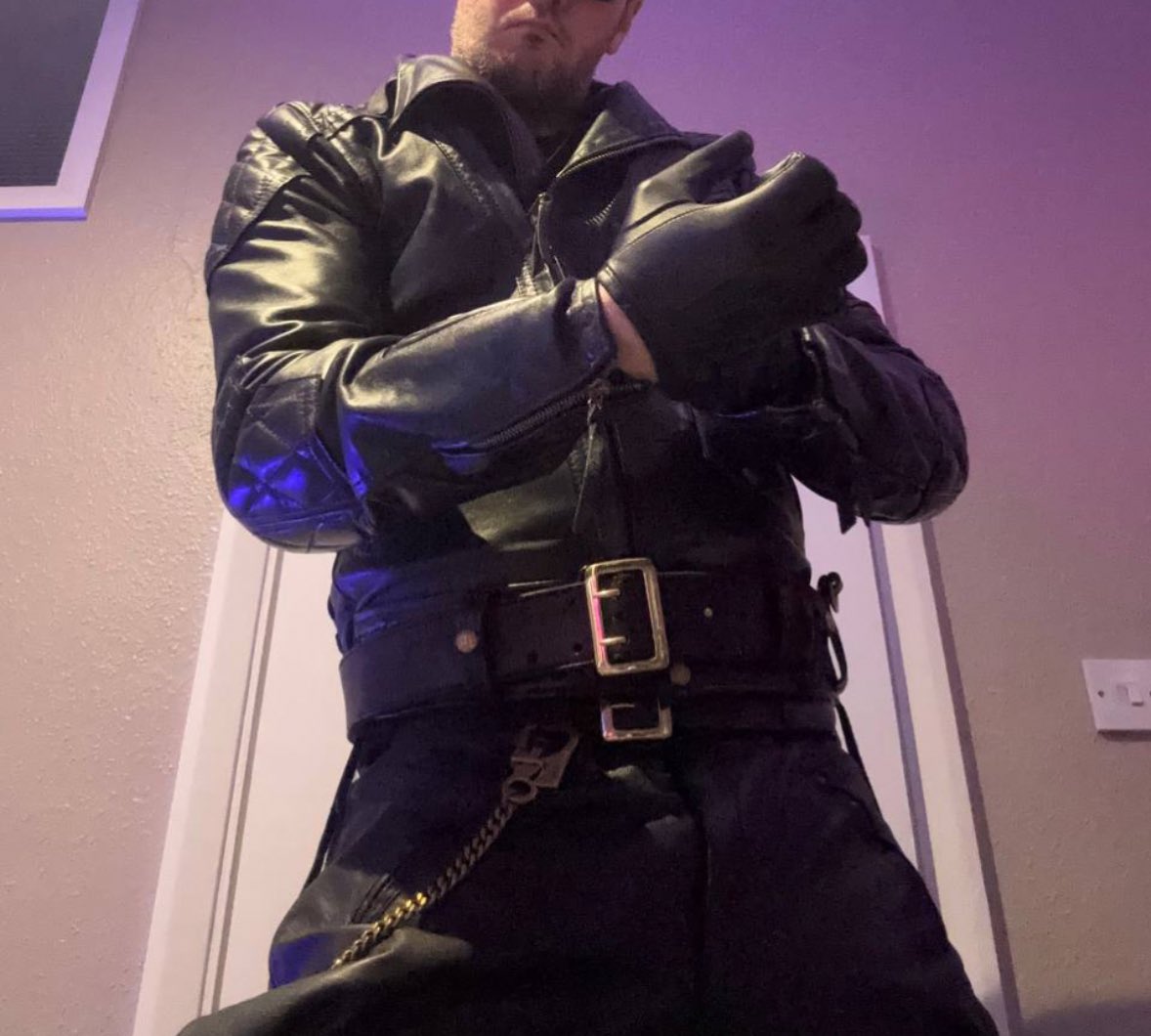 Master of two kinks 😈 get ready to $ervice bois

#leatherman #leathermen #latexmen #rubberman #rubbermen #findom #cashmaster #humanatm