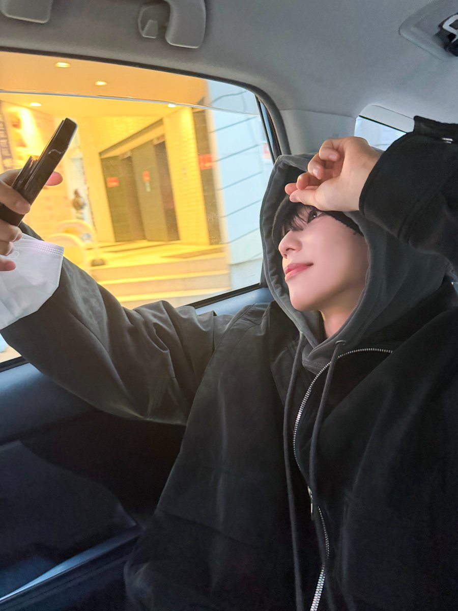 nSSign_official's tweet image. [ #도하 ] 일본 택시에서 사진 찍으면 잘 나온다고 들었는데 어땡?

#nSSign #엔싸인 #エンサイン #DOHA