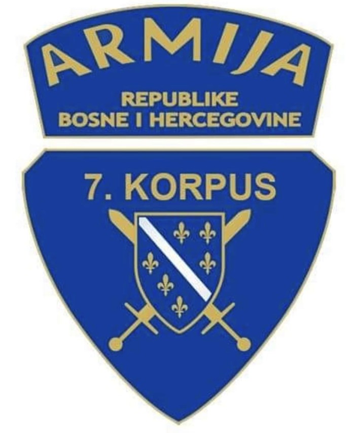 RefikLendo's tweet photo. 🇧🇦 Sedmi korpus Armije RBiH ostaje simbol hrabrosti, zajedništva i borbe za slobodu Bosne i Hercegovine

Povodom 32. godišnjice formiranja Sedmog korpusa Armije Republike Bosne i Hercegovine, upućujem iskrene čestitke svim pripadnicima Sedmog korpusa, porodicama šehida i poginulih boraca, ratnim vojnim invalidima i svima koji su učestvovali u njegovom formiranju.

Sedmi korpus Armije Republike Bosne i Hercegovine trajno svjedoči o odlučnoj i časnoj borbi za slobodu naše domovine, te predstavlja snažan simbol hrabrosti, zajedništva i patriotizma.

Iako formiran u izuzetno složenim i teškim okolnostima, vrlo brzo je pokazao snagu, organizovanost i jedinstvo boraca, čija je najveća snaga bila u vjeri i spremnosti da brane svoju zemlju.

Njegovi pripadnici dali su izuzetan doprinos u borbama za oslobađanje brojnih područja, uključujući Vlašić, Kupres, Donji Vakuf, Ključ i Sanski Most, potvrđujući odlučnost da se brani i oslobodi svaki pedalj Bosne i Hercegovine.

Danas s posebnim pijetetom odajem počast šehidima i poginulim borcima, kao i komandantu, generalu Mehmedu Alagiću, čija uloga ostaje trajno upisana u historiju naše borbe.

Njihova žrtva obavezuje nas da čuvamo ono za šta su se borili – jedinstvenu, suverenu i nedjeljivu Bosnu i Hercegovinu.

Svim pripadnicima Sedmog korpusa upućujem iskrene čestitke, uz trajnu zahvalnost za njihov doprinos odbrani Bosne i Hercegovine.
