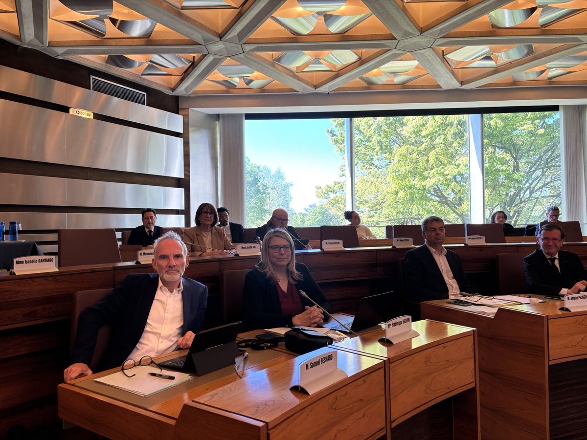 PSCD94's tweet photo. Vos élu·e·s socialistes siègent en Commission permanente du #ValdeMarne pour voter des rapports utiles aux Val-de-Marnais·es.
Qu’il s’agisse des opérations d’aménagement, ou des partenariats en faveur de la protection de la jeunesse, etc. Une fois encore vos élu·e·s agissent ✊🌹 https://t.co/Hy26DhEpQa
