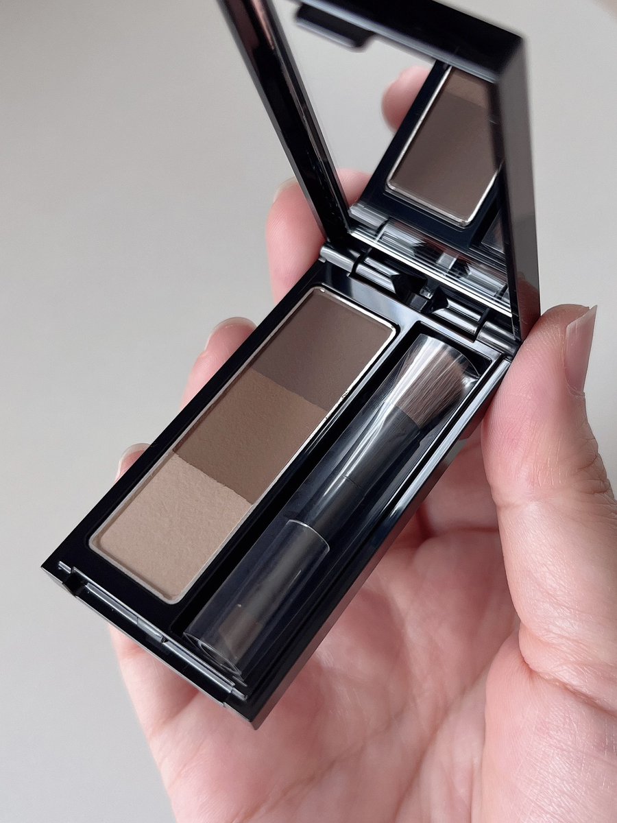 muaizy_ss's tweet image. พาเลทคิ้วของ KATE อันนี้เนื้อดีมากกก เขียนง่าย สีชัด ไม่เป็นก้อนๆ คือใช้แปรงที่เค้าแถมมาให้คือเขียนโครงคิ้วเป๊ะมาก ของเราสี EX-5 สีออกน้ำตาลเข้มไล่โทน แนะนำสีนี้เลยสำหรับสาวๆผมสีเข้ม 🤎

#KATE #KATEThailand
#KATEDesigningEyebrow3D