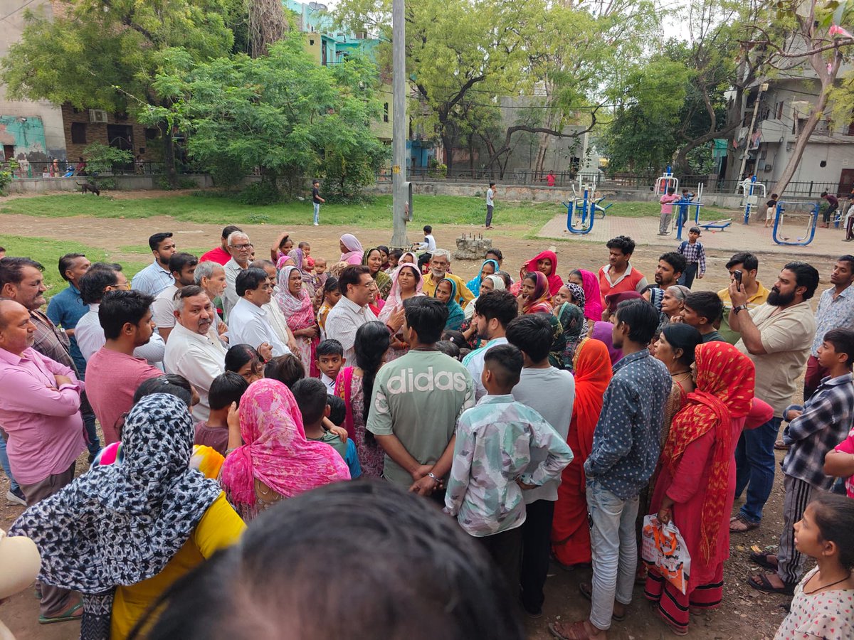 mukeshahlawatap's tweet photo. आज A3–A4 ब्लॉक के सेंटर पार्क में फुटपाथ और बाउंड्री वॉल के सौंदर्यीकरण कार्य का उद्घाटन हुआ। इससे इलाके की सुंदरता बढ़ेगी और लोगों को बेहतर सुविधाएं मिलेंगी।

#ParkDevelopment #Sultanpuri #AAP #MukeshAlahawat

@AamAadmiParty @AAPDelhi @ArvindKejriwal https://t.co/iS4CwnA0qw