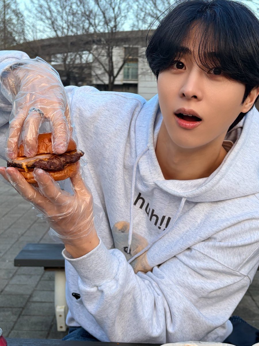 junmu_0524's tweet photo. ^_^🍔 https://t.co/tmV3ZNMCu8