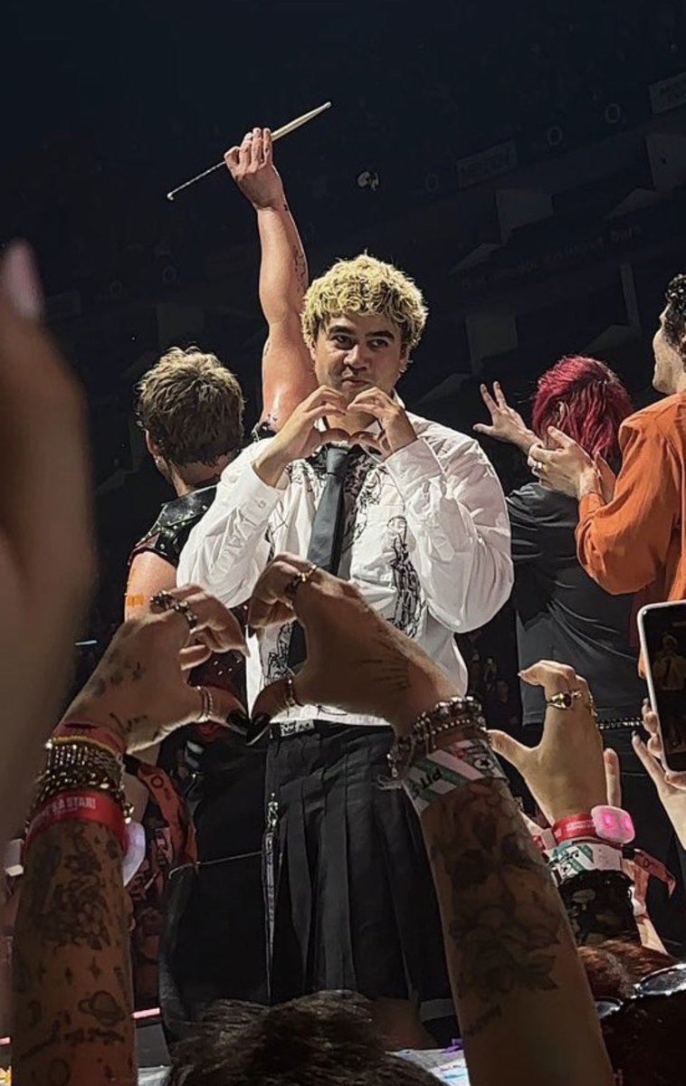 CALXDARLING_'s tweet image. 𐙚⊹ ࣪  calum being in his cute / aegyo era 🥰 ⊹♡

#5SOS #CALUMHOOD