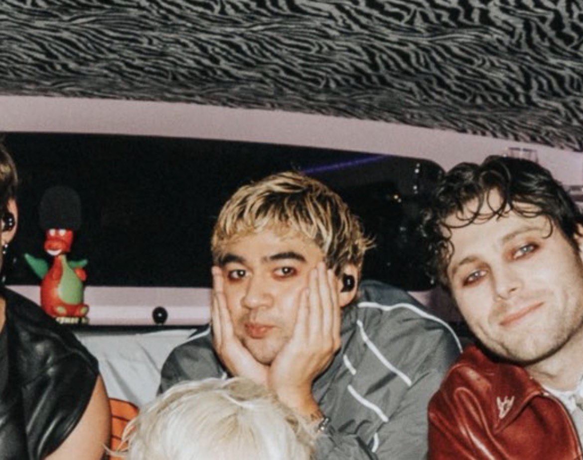 CALXDARLING_'s tweet image. 𐙚⊹ ࣪  calum being in his cute / aegyo era 🥰 ⊹♡

#5SOS #CALUMHOOD