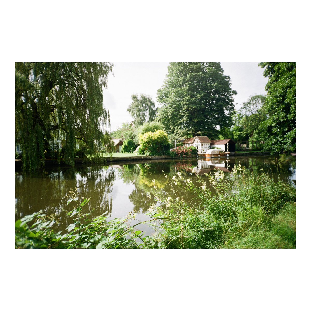 nickdemarco_'s tweet image. By the River
Jenoptik JC15 AF. Kodak Gold, July 2024

No.13 in my compact  35mm point &amp;amp; shoot film project - the elusive German Jenoptik, made by the old GDR Zeiss Jena co.

From my blog review here: rangefinderchronicles.blogspot.com/2025/12/the-co…

#filmphotography #jena #compactcamera