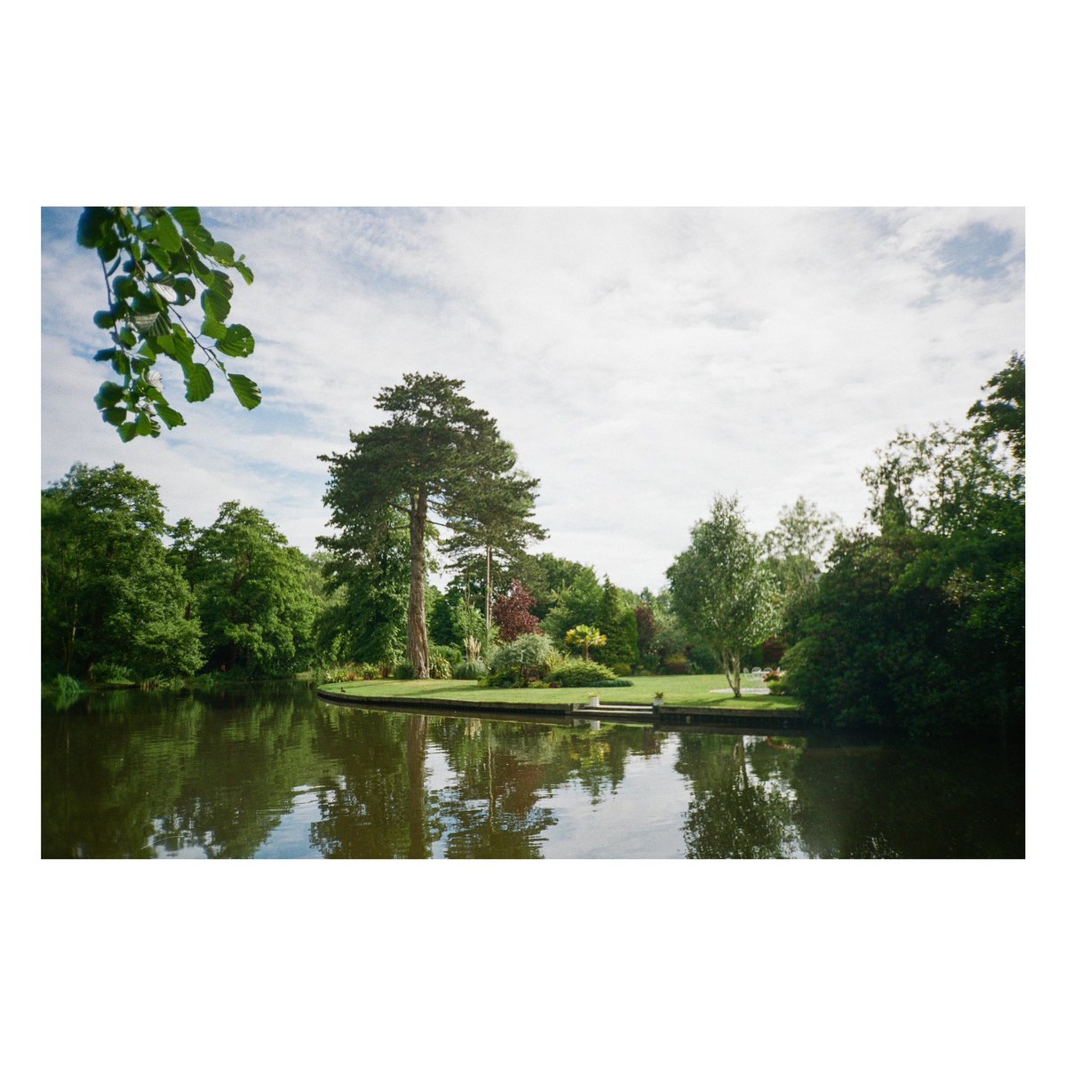 nickdemarco_'s tweet image. By the River
Jenoptik JC15 AF. Kodak Gold, July 2024

No.13 in my compact  35mm point &amp;amp; shoot film project - the elusive German Jenoptik, made by the old GDR Zeiss Jena co.

From my blog review here: rangefinderchronicles.blogspot.com/2025/12/the-co…

#filmphotography #jena #compactcamera