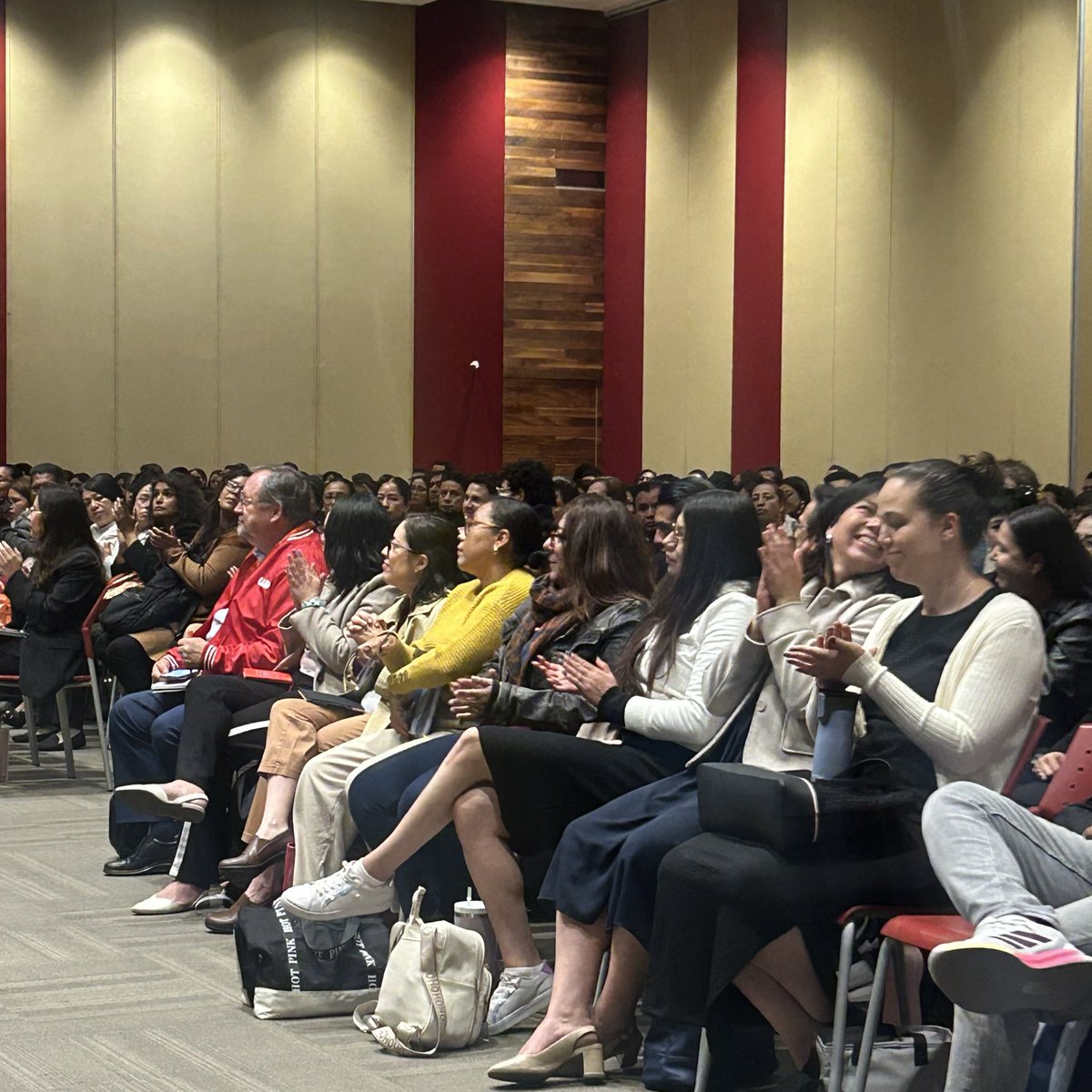 PrepasUPAEP's tweet photo. Jornadas de Formación Docente en marcha 📚✨
El Dr.@carlosaguila, Director General de Educación Básica y Media Superior, dio la bienvenida, marcando el inicio de este encuentro que impulsa a quienes transforman desde el aula. https://t.co/vo1L8I4cqN
