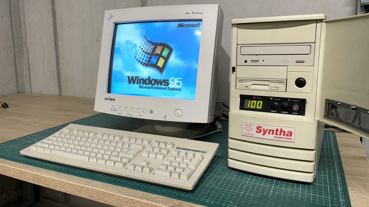 Windows 486 Screen @xdadevelopers This is how a real PC with 486 looks like btw