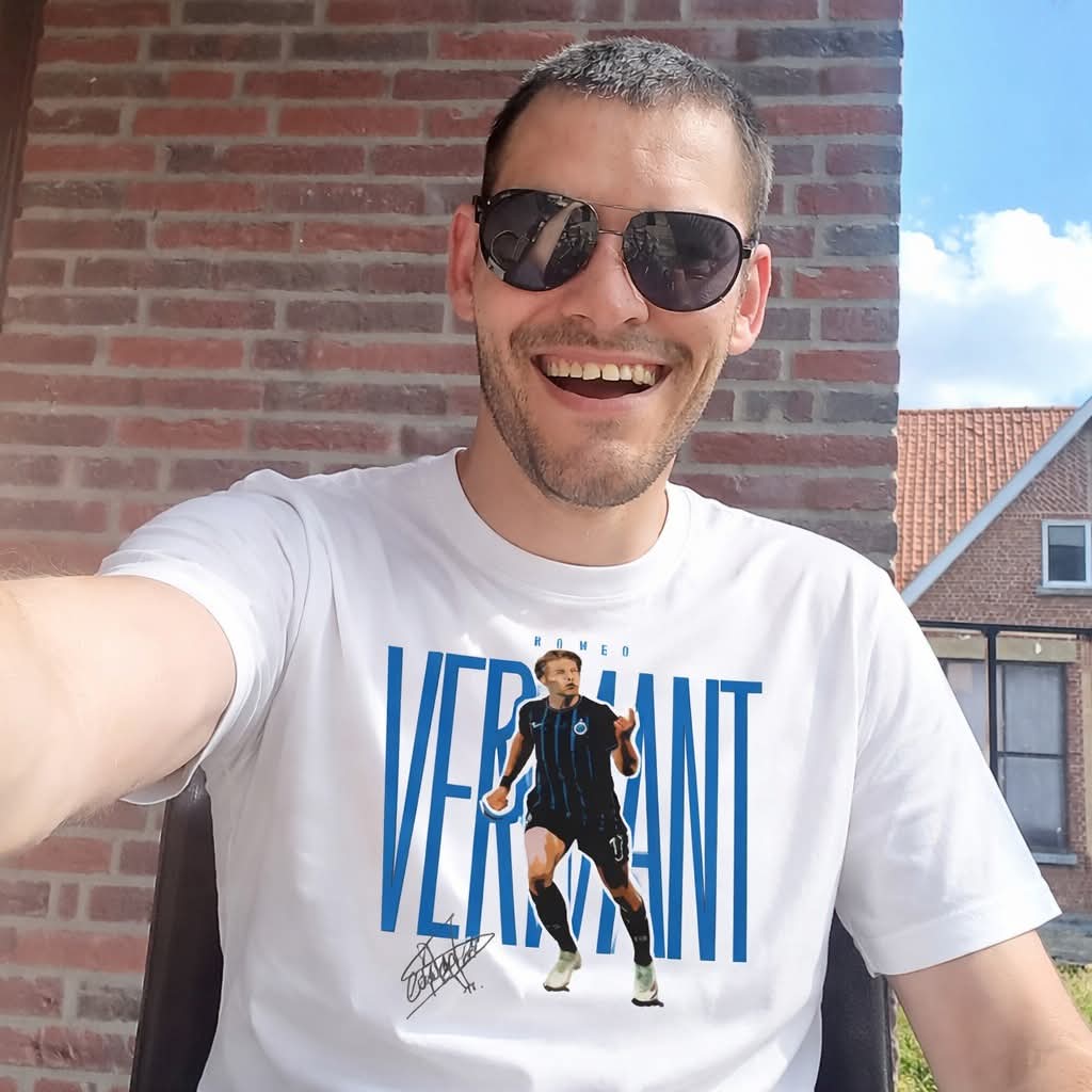 vinipieters's tweet photo. voor mij kon de namiddag helemaal niet meer stuk gisteren er was niet enkel de zege van 🩵🖤 tegen 💜🤍tijdens de rust van #cluand wist ik ook nog een  T-shirt te scoren met een  Zelfportret van een van mijn lieveling spelers bij blauw-zwart Romeo Vermant https://t.co/gewJ7gYRNB