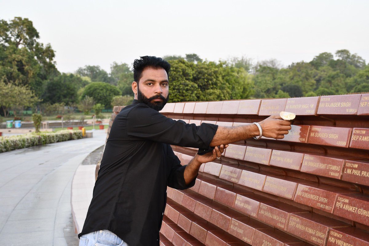salute2soldier's tweet image. Having lost his brother, Sep Veerpal Singh, #3PunjabRegt, in #2019, Mr Kuldeep Singh has kept his brother alive in his memories. Proud of his fallen brother’s valiant service to the #Nation, he paid homage at #AmarJawanJyoti in a poignant ceremony at #NationalWarMemorial.