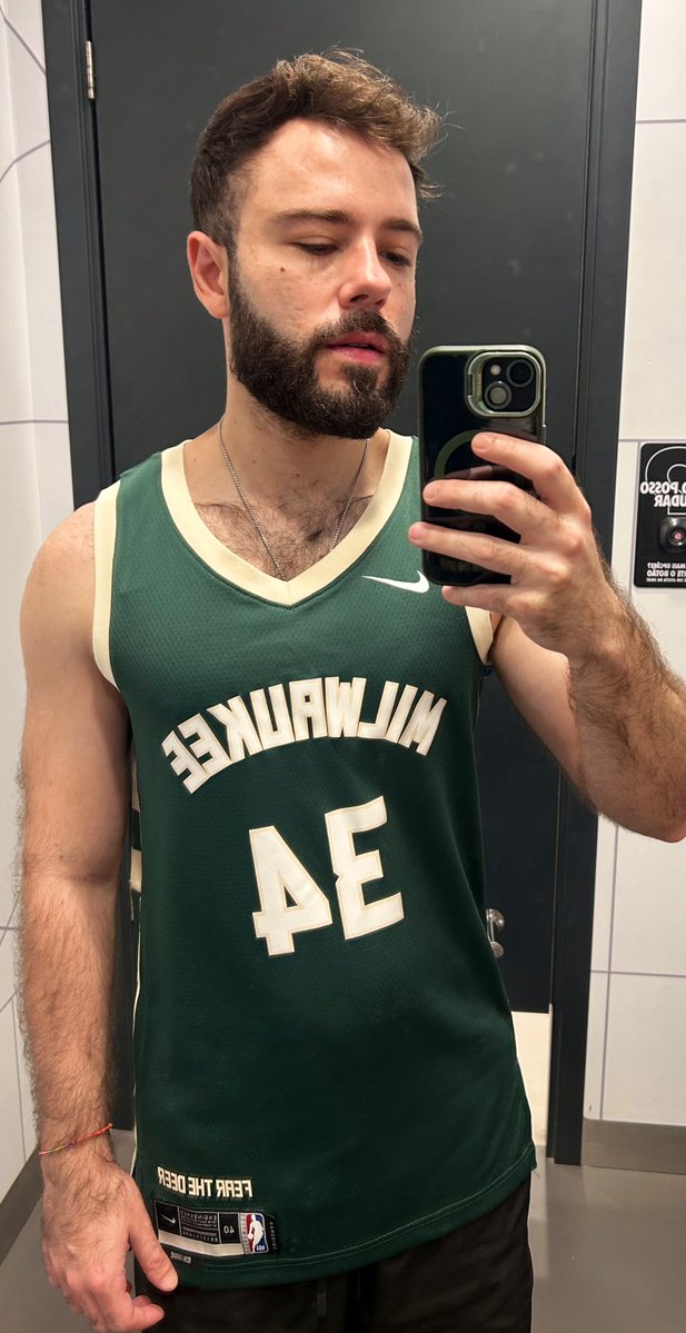 RollerbladerRx's tweet image. E quando eu quase lancei essa na minha vida…

Gostam de basket?

Milwaukee ou Dallas? 👀

Azul ou Verde?

#dallas #milwaukee #rollerblading #hairychest