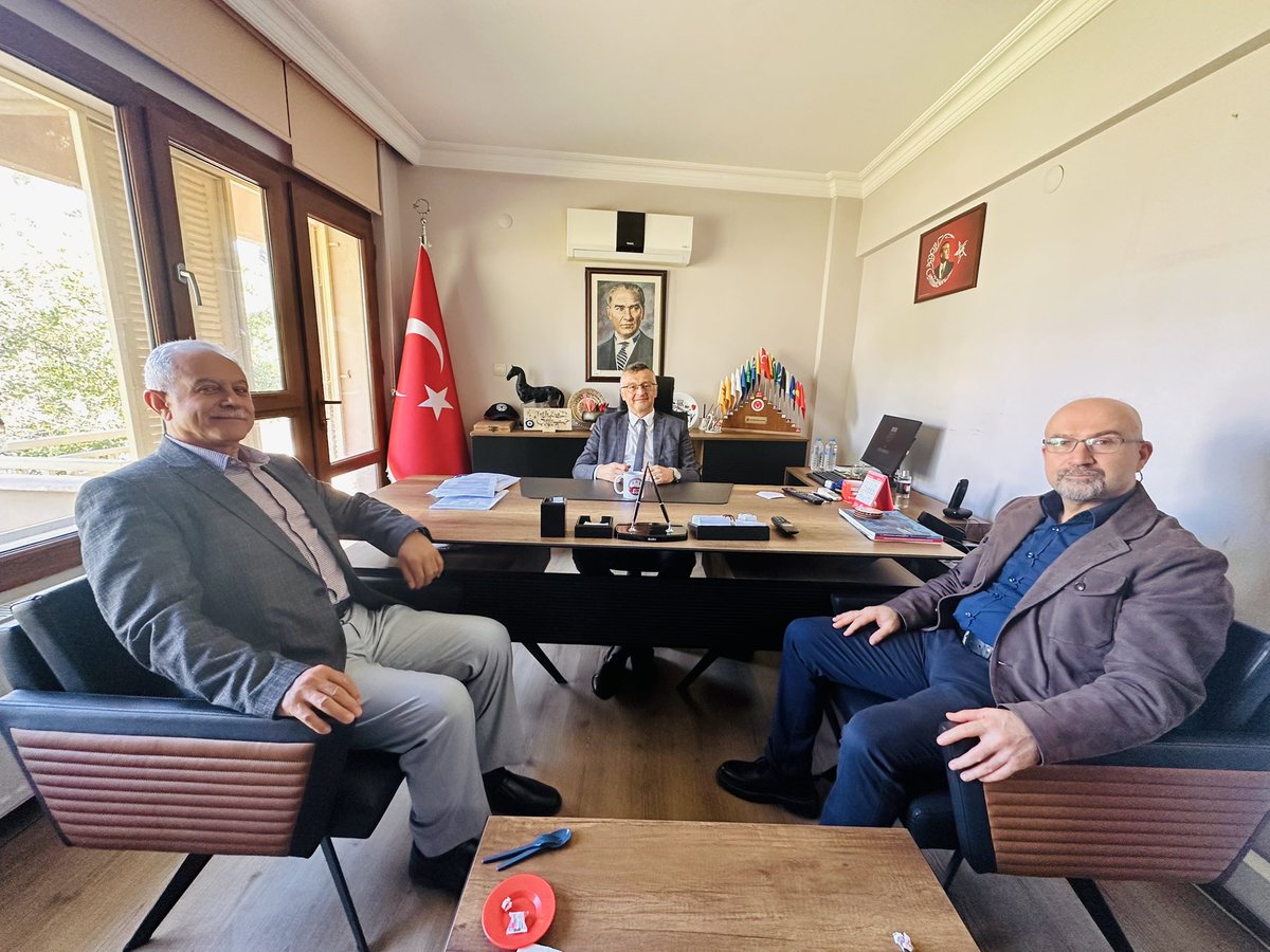 Hemşehrimiz Söke Denetimli Serbestlik Müdürü Sn. Fatih Ziya ŞAHİN’ i makamında ziyaret ettik. İlgi, alakaları ve misafirperverliğinden dolayı kendilerine teşekkür ederiz.