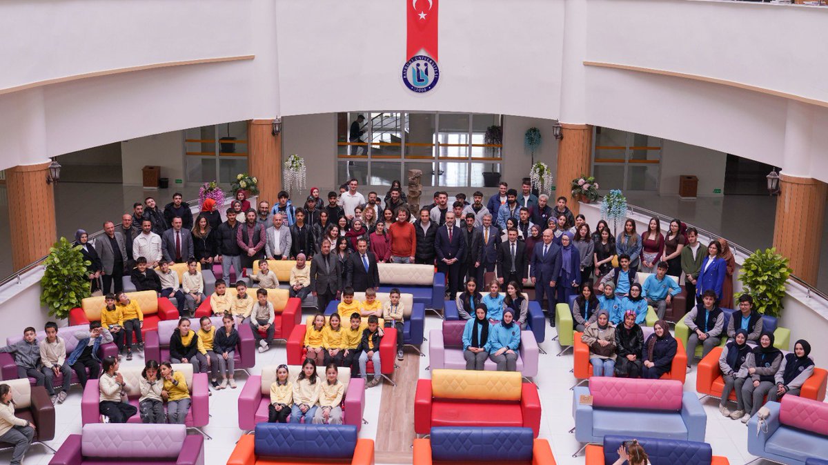 bayu_kutuphanee's tweet photo. Rektörümüz Sayın Prof. Dr. Mutlu Türkmen’in teşrifleriyle Kütüphanemizin Enleri’ni ödüllendirdik! 
🥇 Şahin Çakır (En Çok Kitap Okuyan)
🥇 Emrah Yılmaz (En Aktif Kullanıcı)
Kütüphaneler ilhamın merkezidir. Kitaplara gönül veren öğrencilerimizi tebrik ediyoruz.
@MutluTurkmen https://t.co/tqNFgmIkgi