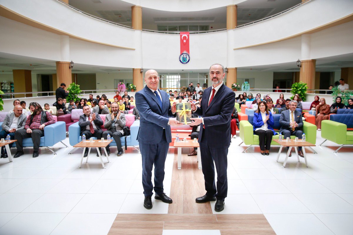 bayu_kutuphanee's tweet photo. Rektörümüz Sayın Prof. Dr. Mutlu Türkmen’in teşrifleriyle Kütüphanemizin Enleri’ni ödüllendirdik! 
🥇 Şahin Çakır (En Çok Kitap Okuyan)
🥇 Emrah Yılmaz (En Aktif Kullanıcı)
Kütüphaneler ilhamın merkezidir. Kitaplara gönül veren öğrencilerimizi tebrik ediyoruz.
@MutluTurkmen https://t.co/tqNFgmIkgi