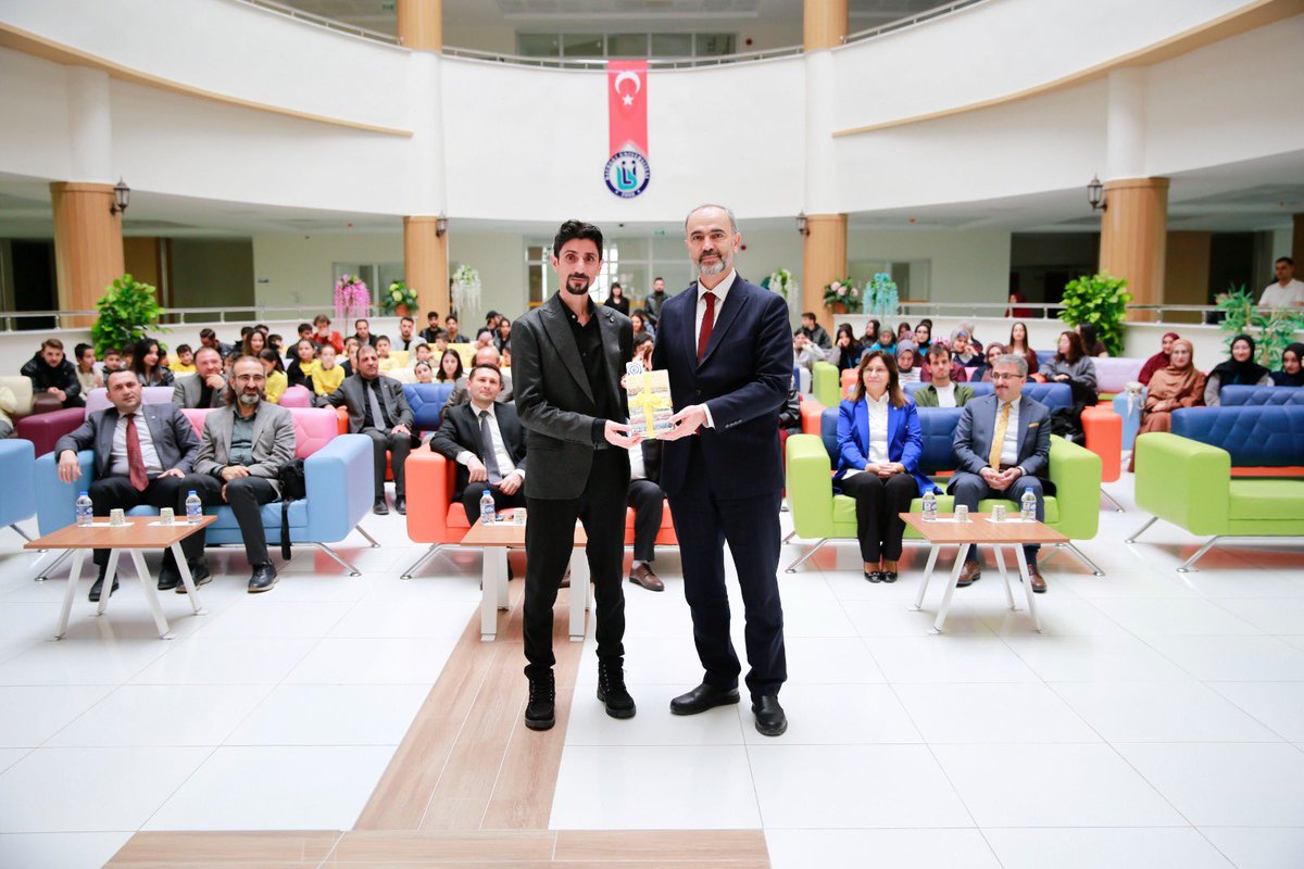 bayu_kutuphanee's tweet photo. Rektörümüz Sayın Prof. Dr. Mutlu Türkmen’in teşrifleriyle Kütüphanemizin Enleri’ni ödüllendirdik! 
🥇 Şahin Çakır (En Çok Kitap Okuyan)
🥇 Emrah Yılmaz (En Aktif Kullanıcı)
Kütüphaneler ilhamın merkezidir. Kitaplara gönül veren öğrencilerimizi tebrik ediyoruz.
@MutluTurkmen https://t.co/tqNFgmIkgi