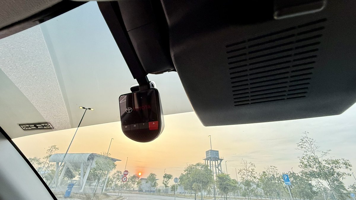EazyIzzuddin's tweet photo. 🔥 Premium Features
•Push Start + Keyless Entry
•Auto Aircond + Rear Air Vent
•Touchscreen + Wireless Apple CarPlay / Android Auto/ Wireless charger
•Reverse Camera + Parking Sensor
•Steering Audio Control https://t.co/5UGQHbmFNm