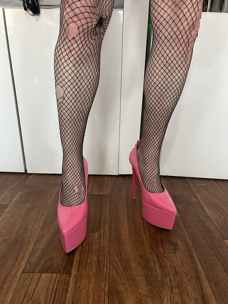 ftonycola's tweet photo. Had a great time being Kirsty today. #crossdresser #highheels #sissy #legs #cock #bendover #feet #girlytime https://t.co/axK0TiSL4p