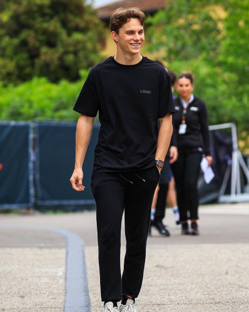 𝓂𝑒𝓁 tweet media