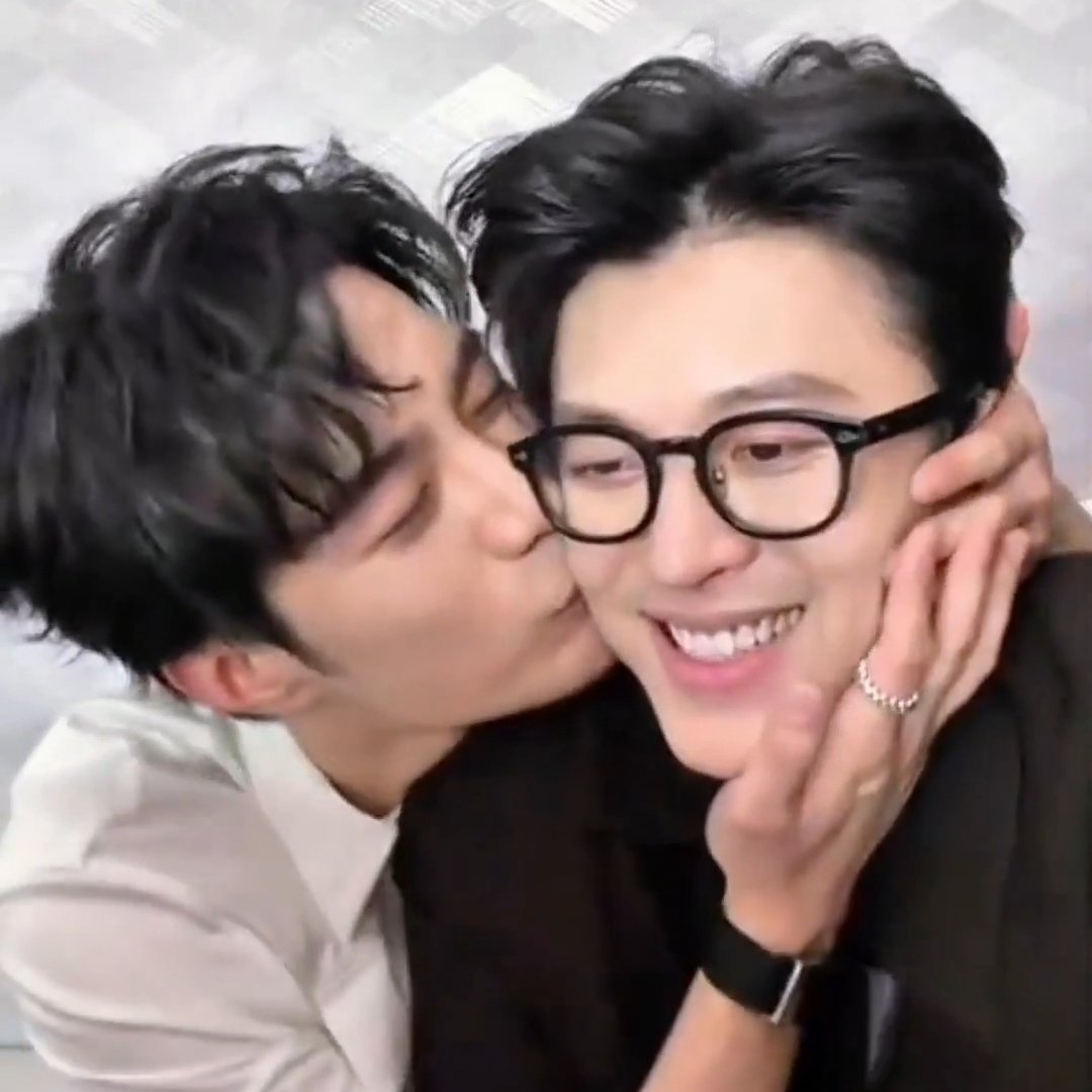 choccomani's tweet image. Son unos besadores, nada que hacer 
Je je amo los lives 🙂‍↔️🩷💋

#MatthewHan  #ZhangMingbo
#初三的六一儿童节
#SammysChildrensDay