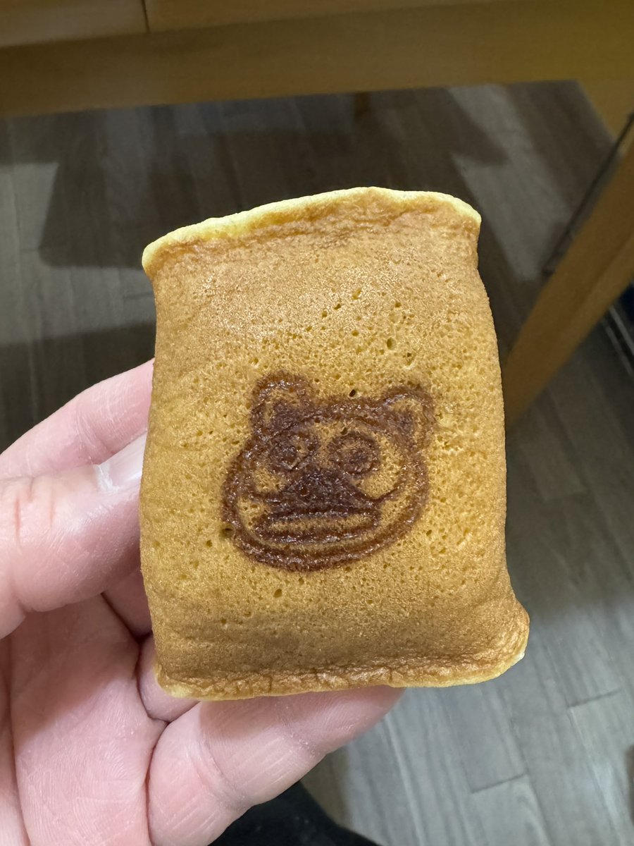 きぬた院長還暦祝いの「あん巻き」
食べるの勿体無いけど賞味期限が今日までなので、思い切って食べました！
外側の生地はもっちりしていて“きぬたん”の焼印が付いていてカワイイ😍
中身の餡は甘すぎず丁度いい甘さの粒あんで美味しかった〜！(´∀｀*)
#きぬた歯科
#きぬた院長
#還暦祝い
#あん巻き