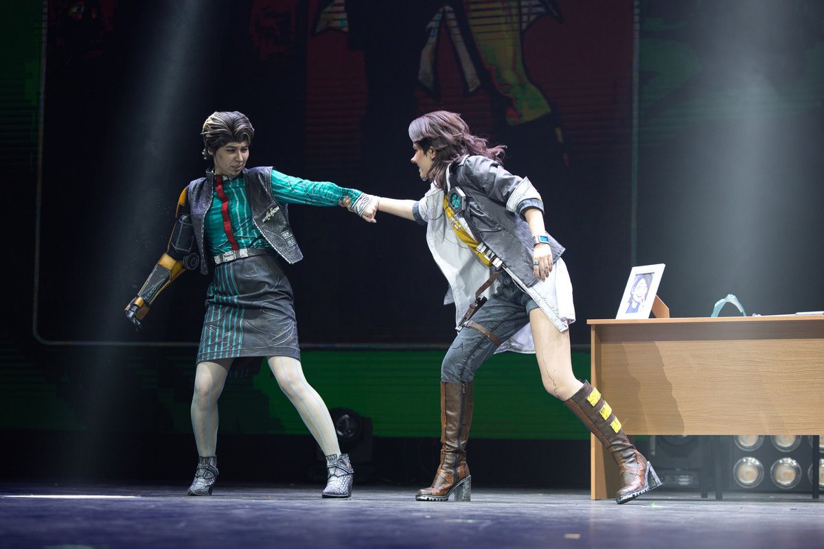 Nita_cosplay's tweet image. Get ready for me posting pictures of our Borderlands cosplay performance… 
Fem! Rhys @GreenT_ 💛 #cosplay #tftbl #borderlands #handsomejack #rhys #Rhack
