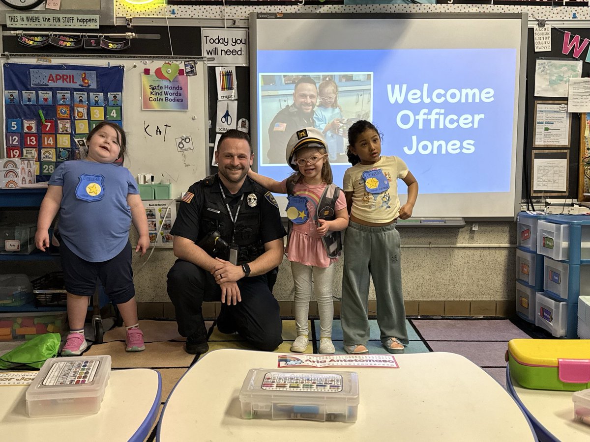 TewksburyPD's tweet photo. A big THANK YOU to Mrs. Langlais and Mrs. Whynot for including SRO Jones in their Police Scavenger Hunt and reading session!
#heathbrook #tewksbury #schoolresourceofficer
TPD118 https://t.co/xp1CdowzMn