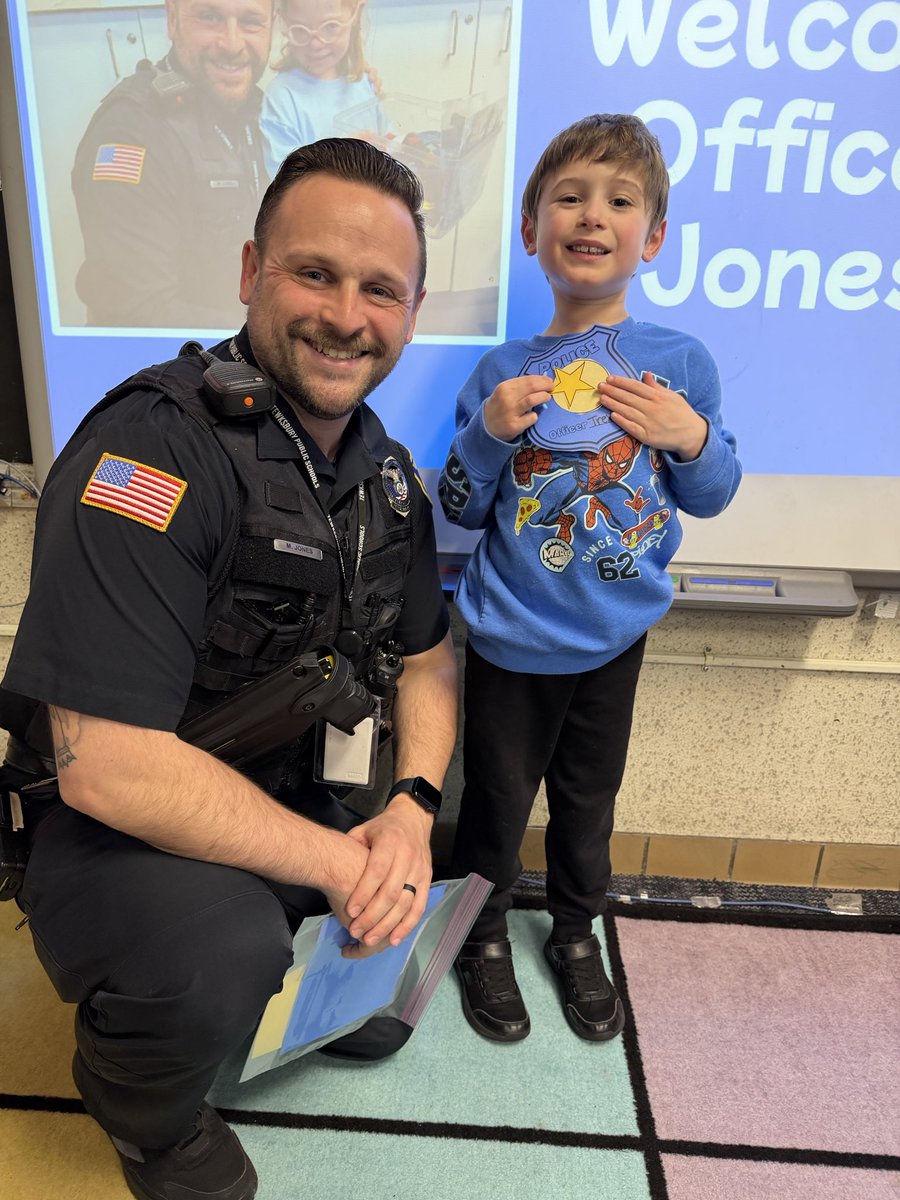 TewksburyPD's tweet photo. A big THANK YOU to Mrs. Langlais and Mrs. Whynot for including SRO Jones in their Police Scavenger Hunt and reading session!
#heathbrook #tewksbury #schoolresourceofficer
TPD118 https://t.co/xp1CdowzMn