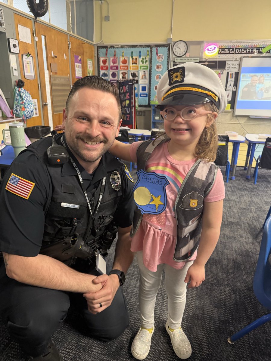 TewksburyPD's tweet photo. A big THANK YOU to Mrs. Langlais and Mrs. Whynot for including SRO Jones in their Police Scavenger Hunt and reading session!
#heathbrook #tewksbury #schoolresourceofficer
TPD118 https://t.co/xp1CdowzMn
