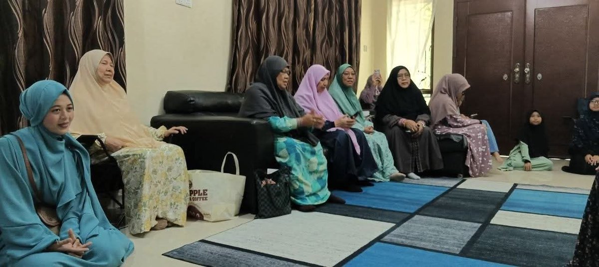 Muslimah_HTM's tweet image. [Aktiviti] Majlis Open House Syawal bersama sahabat-sahabat muslimah di Selatan tanah air. Sambil menikmati juadah, para tetamu turut mendengar tazkirah bertajuk, "Syawal &amp;amp; Kesatuan Umat".

#EIdMubarak #Ukhwah #Syawal #KesatuanUmmah #MasyarakatMuslimIdeal