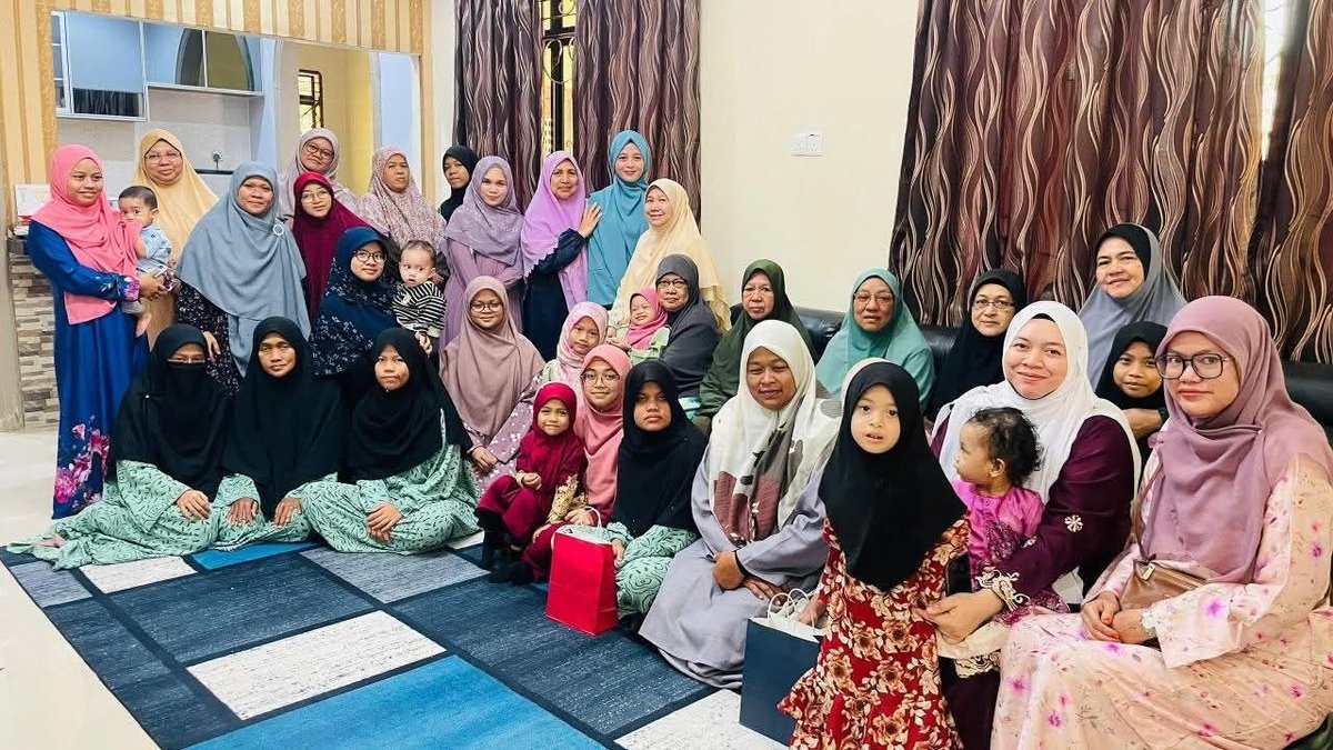 Muslimah_HTM's tweet image. [Aktiviti] Majlis Open House Syawal bersama sahabat-sahabat muslimah di Selatan tanah air. Sambil menikmati juadah, para tetamu turut mendengar tazkirah bertajuk, "Syawal &amp;amp; Kesatuan Umat".

#EIdMubarak #Ukhwah #Syawal #KesatuanUmmah #MasyarakatMuslimIdeal