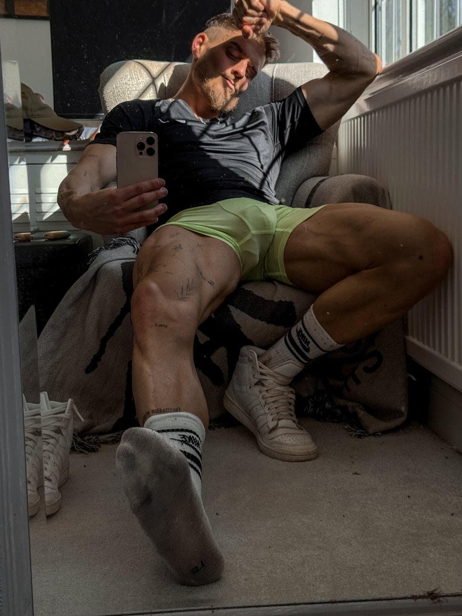 AlphaWill12's tweet photo. Daddy’s back from the gym. Which good boy is rubbing these feet and getting my protein shake https://t.co/awZRQyUDYT