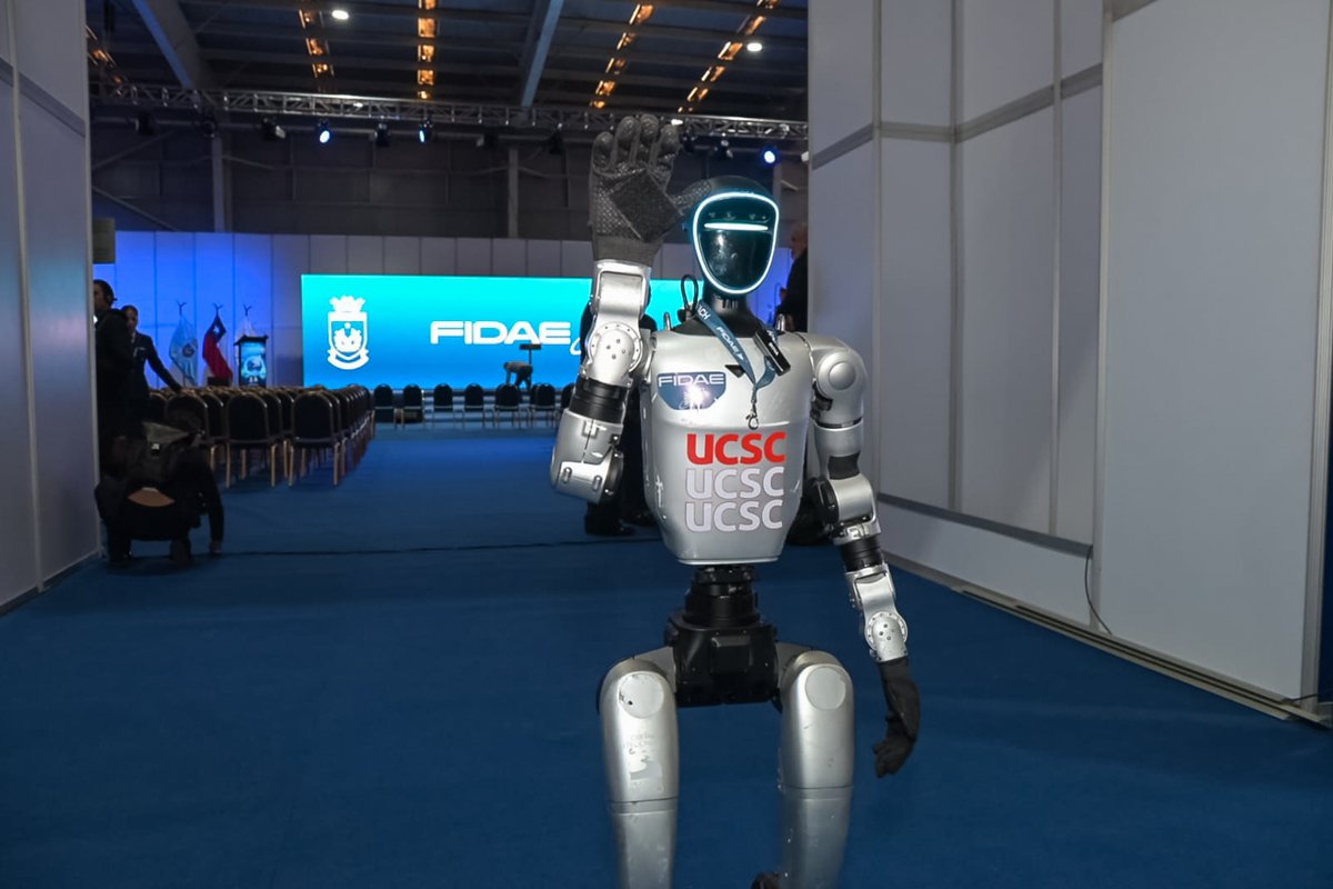 ✈️ Nuestra Universidad ya está presente en la inauguración de <a href="/FIDAE_OFICIAL/">FIDAE</a> junto al Rector, Dr. Cristhian Mellado, presentando su robot humanoide, investigación en inteligencia artificial y energía sostenible.

📲 Sigue en vivo la transmisión aquí: bit.ly/4tDAQIV