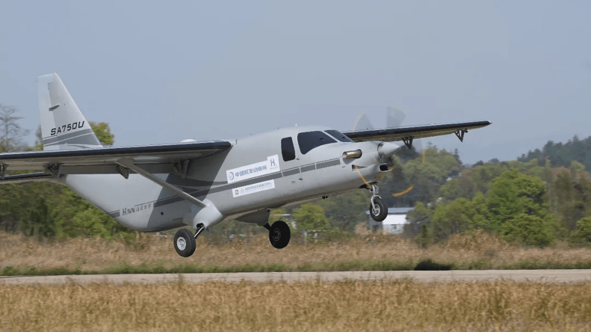 h2_view's tweet image. China’s state-owned aerospace manufacturer has completed the 36km maiden flight of a hydrogen turboprop aeroplane. dlvr.it/TRw3Y3 #hydrogen #HydrogenNow #H2View