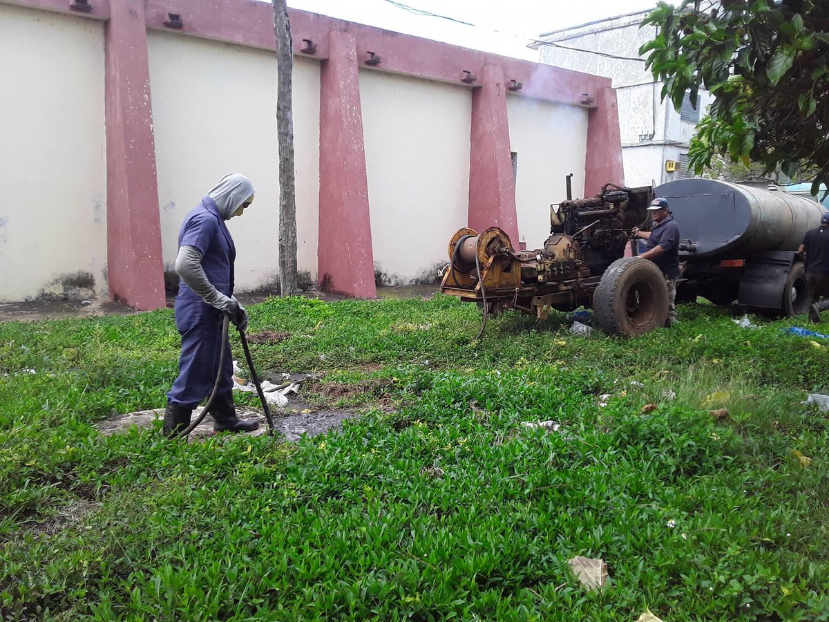 MatosNeudel's tweet photo. Accionan en la eliminación de salideros de aguas albañales en el poblado de Gaspar trabajadores de la Brigada de Acueducto y Alcantarillado del municipio #BaraguáPorMás #LatirAvileño https://t.co/j0nlGfIQVH
