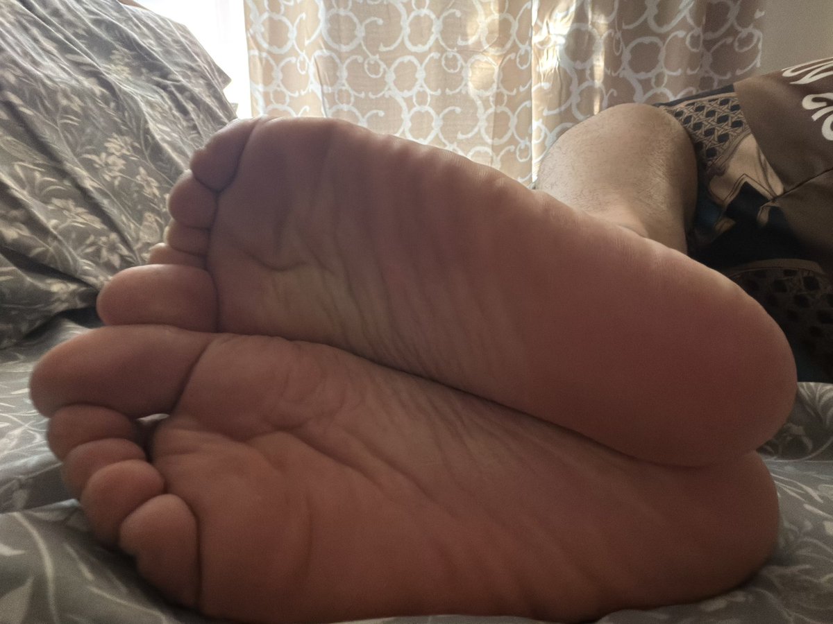 ToniToes's tweet photo. woke up this way… feel free to cum on them 💦 https://t.co/eeAsREFvhr