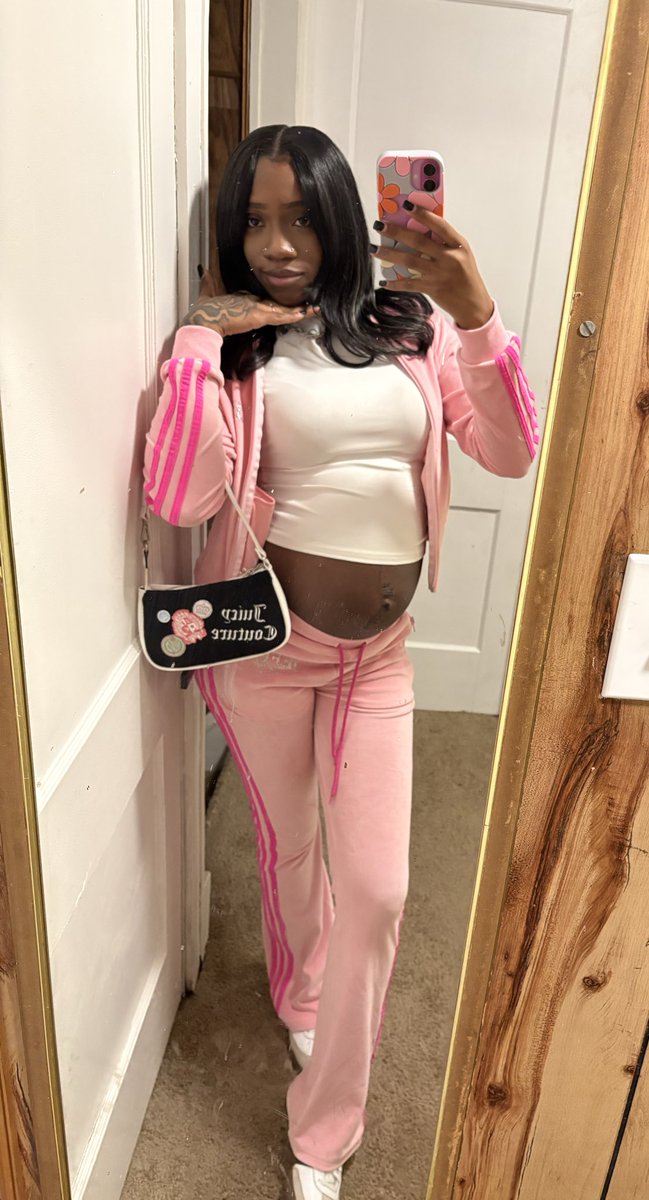 Tamariyahhh_'s tweet photo. Hot mom lol😍 https://t.co/u9mM2eFnUq