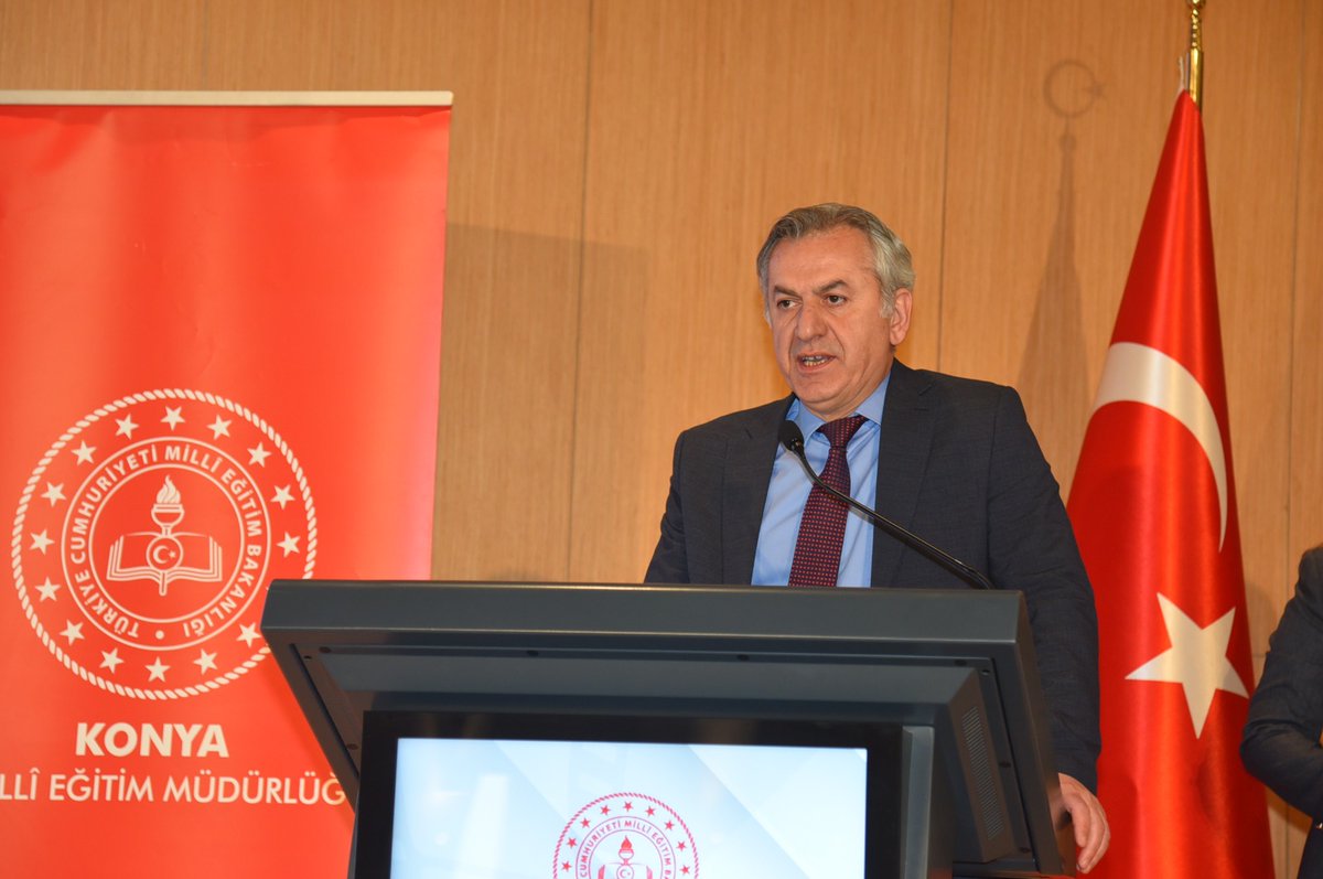 konyamem's tweet photo. “MESLEK LİSESİ YOLCULUĞUM: BENİM HİKÂYEM” KISA FİLM YARIŞMASI ÖDÜL TÖRENİ

Türkiye Yüzyılı Maarif Modeli ve Mesleki Eğitim Politika Belgesi kapsamında Bakanlığımız tarafından yürütülmekte olan Harezmi Eğitim Modeli çerçevesinde düzenlenen “Meslek Lisesi Yolculuğum: Benim Hikâyem Kısa Film Yarışması” ödül töreni Konya Büyükşehir Belediyesi Taş Bina Konferans Salonunda 07 Nisan 2026 tarihinde gerçekleştirildi.

İl Millî Eğitim Müdürlüğümüz himayelerinde Selçuklu Mehmet Tuza Pakpen Mesleki ve Teknik Anadolu Lisesi tarafından düzenlenen yarışmanın sonucuna göre; 

- Sarayönü Necip Fazıl Kısakürek Mesleki ve Teknik Anadolu Lisesi "Altın Bilezik" isimli filmi ile Birinci,

- Konya Mehmet Tuza Pakpen Mesleki ve Teknik Anadolu Lisesi "Paslı Fikirlerin Ötesinde" isimli filmi ile İkinci,

- Selçuklu Atatürk Mesleki ve Teknik Anadolu Lisesi "Beyaz Önlüğün Hikâyesi" isimli filmi ile Üçüncü oldu.

İlk 3’e giren okullarımızın dışında ilimiz genelinde toplam 6 okul da mansiyon ödülü almaya hak kazandı.

Dereceye giren okullarımıza ödülleri protokol üyeleri tarafından takdim edildi.

Ödül törenine Vali Vekili Bayram Gale, Ankara Milletvekili Zeynep Yıldız, İl Milli Eğitim Müdürümüz Murat Yiğit, Sanayi ve Teknoloji İl Müdürü Vehbi Konarılı, Türkiye Organize Sanayi Bölgeleri Üst Kurulu Başkanı Memiş Kütükcü,  Ak Parti Konya İl Başkan Yardımcısı Hakan Yıldırım,  Konya Sanayi Odası Yönetim Kurulu Üyesi Ömer Faruk İyibildiren, İl Millî Eğitim Müdür Yardımcıları Aynur Türkoğlu ve Tayyip Sarı, merkez ilçe milli eğitim müdürleri, STK temsilcileri, eğitim yöneticileri, öğretmen ve öğrencilerimiz katıldı.

@tcmeb @Yusuf__Tekin @zeynepyildiztr @TCKonyaValiligi @Vali_Akin 
@Konyabuyuksehir @u_ibrahim_altay @gokhanmurat1  
#BizimOkulumuz #BaşarmayaHazırım #Konyamem