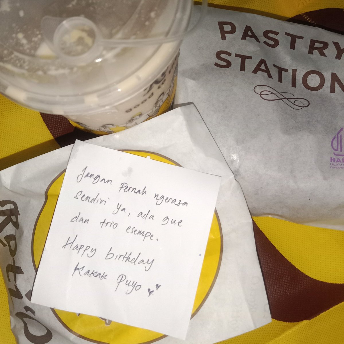 sekuritwit's tweet image. #Funfact user @asbuning konsisten manggil gw kk setelah dia menginjak kepala 2 kemarin WKWK. anyway, terima kasih ya my adik esempe, my sungchan to my ningning! 😂✌🏻ngasih kerjaan banget ya gw harus nunggu dia bisa ke blok m dan ngajak keliling blok m ;)