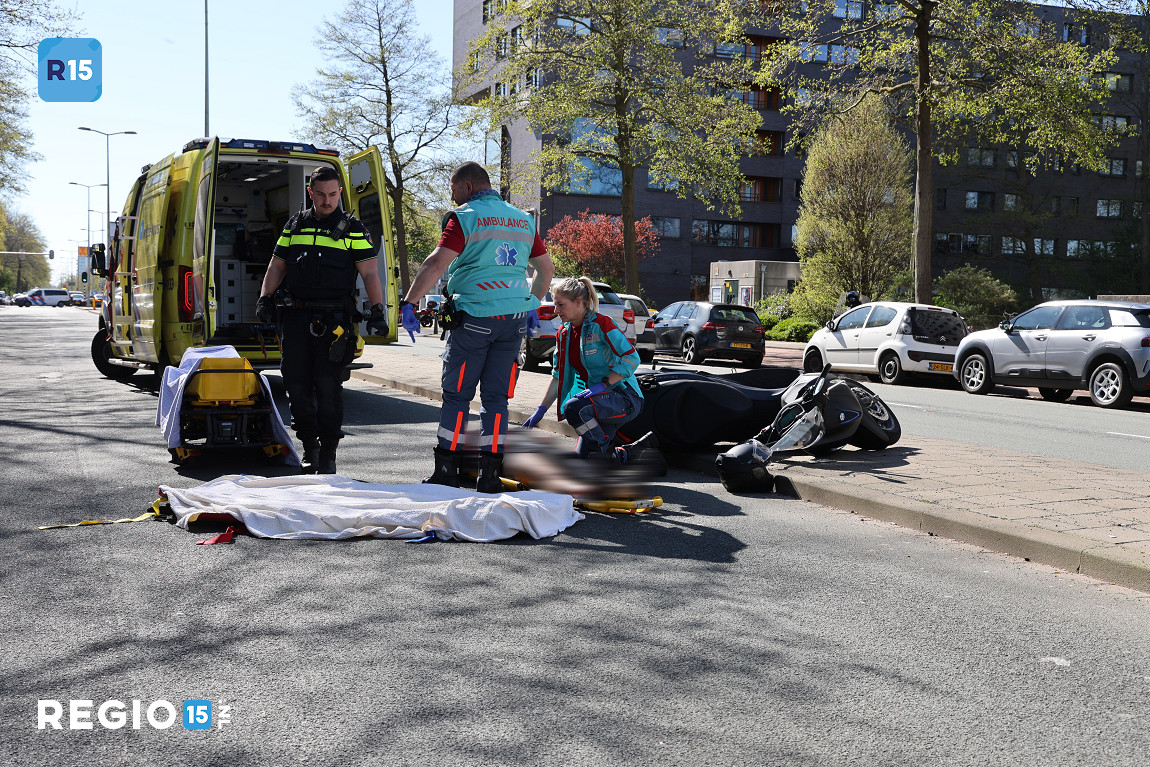 Bestuurder motorscooter gewond na aanrijding Erasmusweg