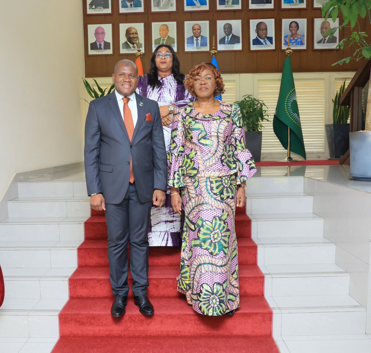 CI_Diplomatie's tweet photo. S.E. Mme Nialé KABA a reçu S.E.M Ismaël NABE, Ministre guinéen du Plan, de la Coopération internationale et du Développement.
Des échanges fructueux axés sur le renforcement des relations bilatérales et des perspectives de coopération entre la Côte d’Ivoire et la Guinée.
#maeci https://t.co/hv4hPPe7lp